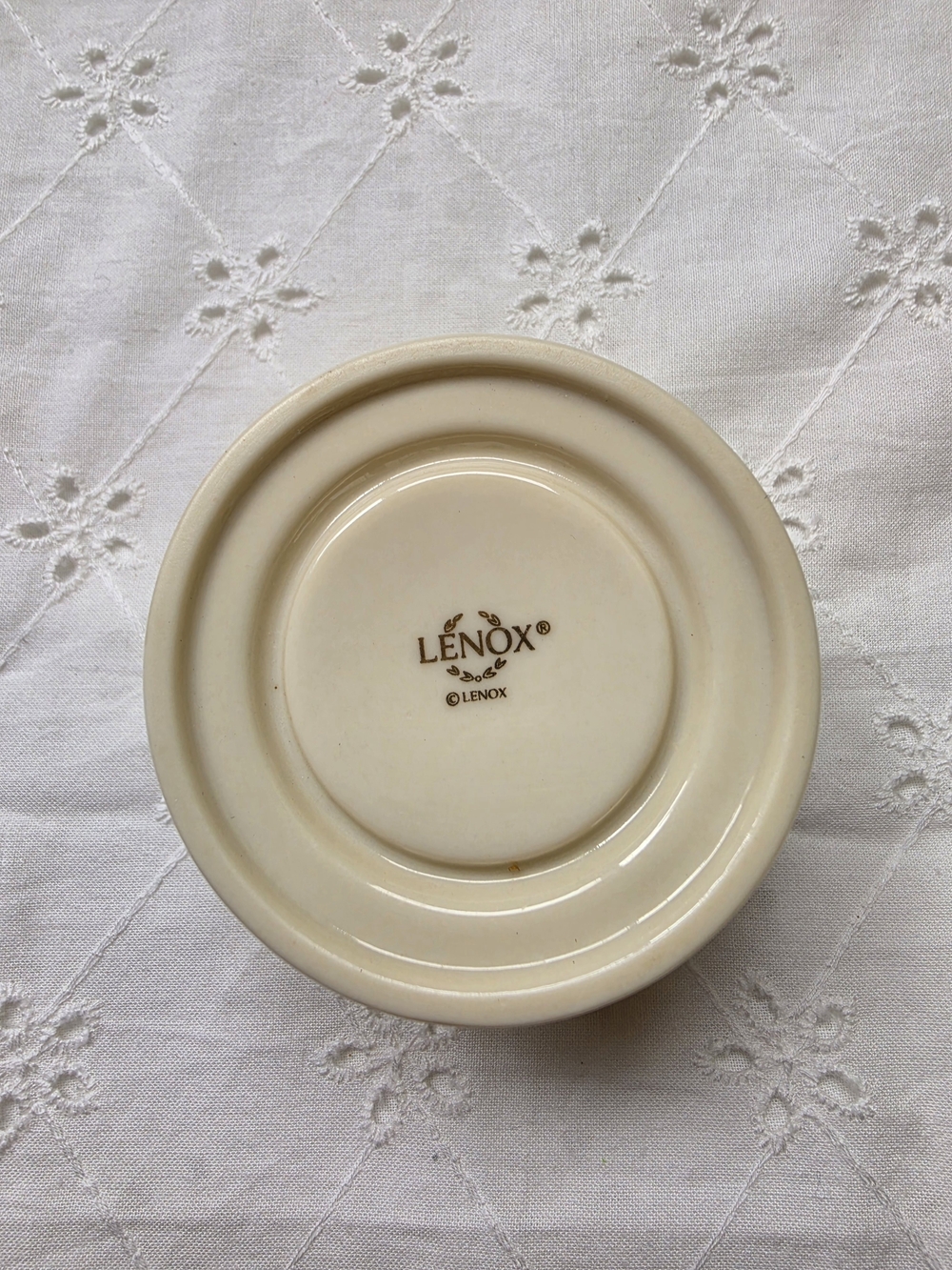 Lenox Cream Ceramic Tea Light Holder with Gold Trim - Picture 2 of 3